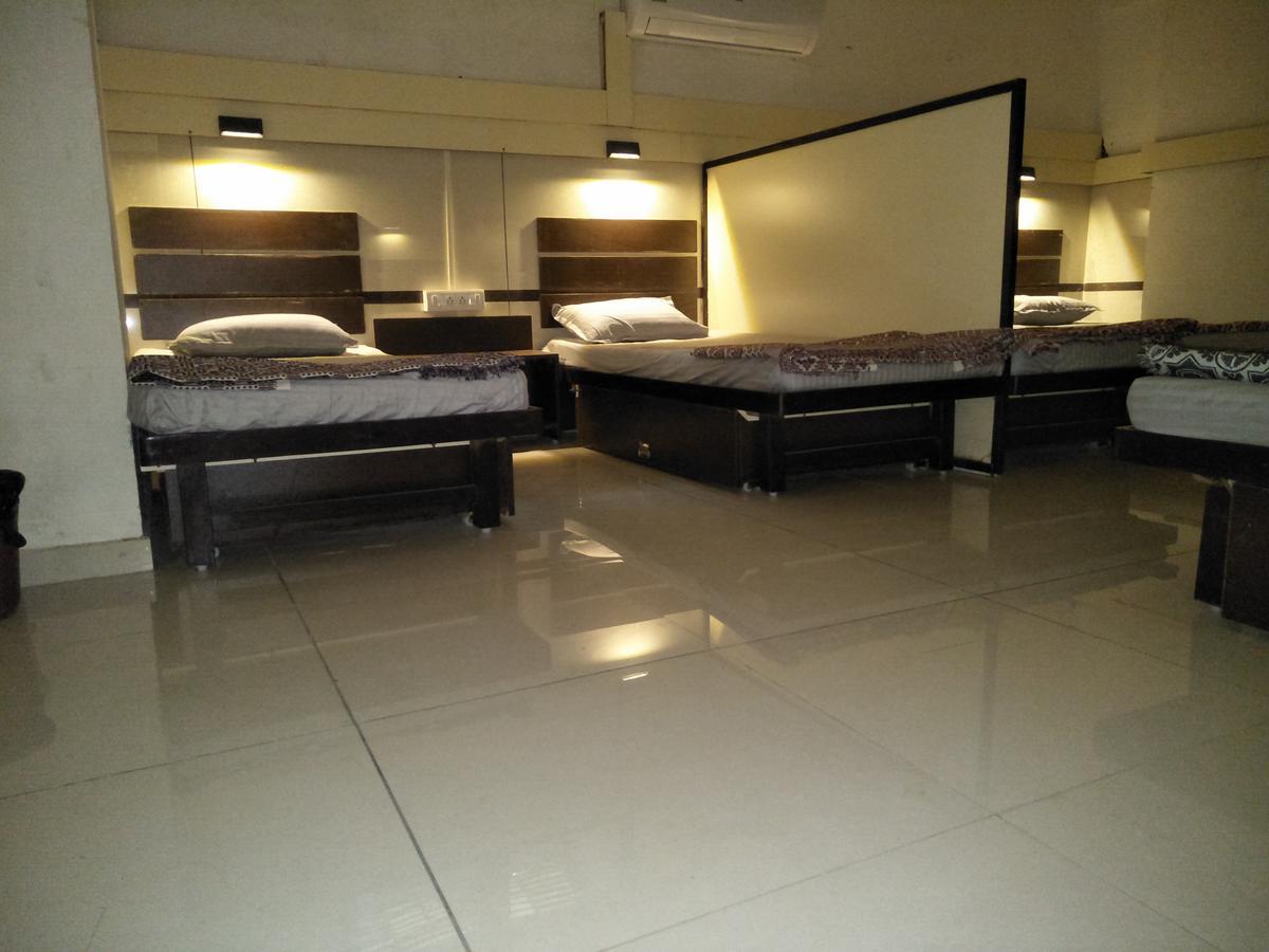 Night Halt Dormitory Ahmedabad Exterior foto