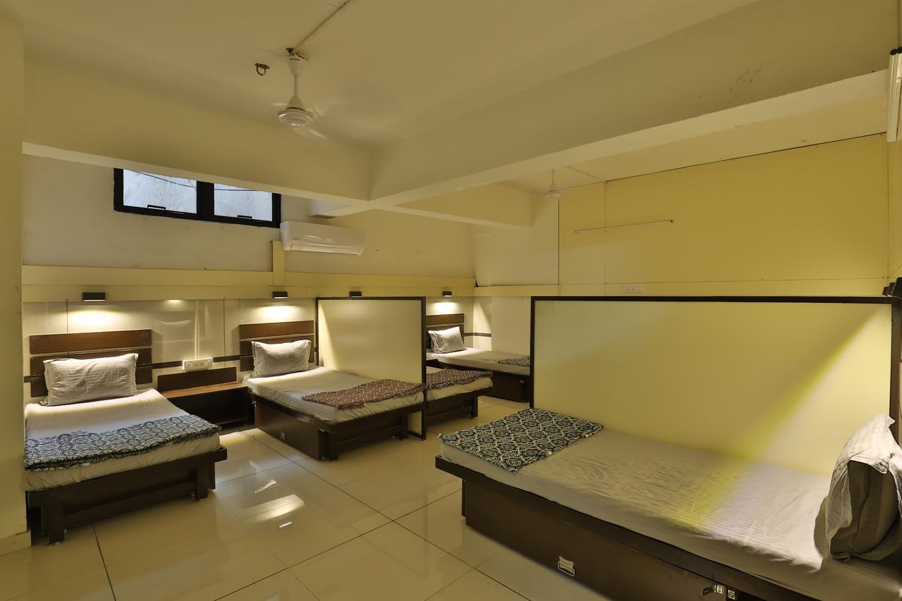 Night Halt Dormitory Ahmedabad Exterior foto