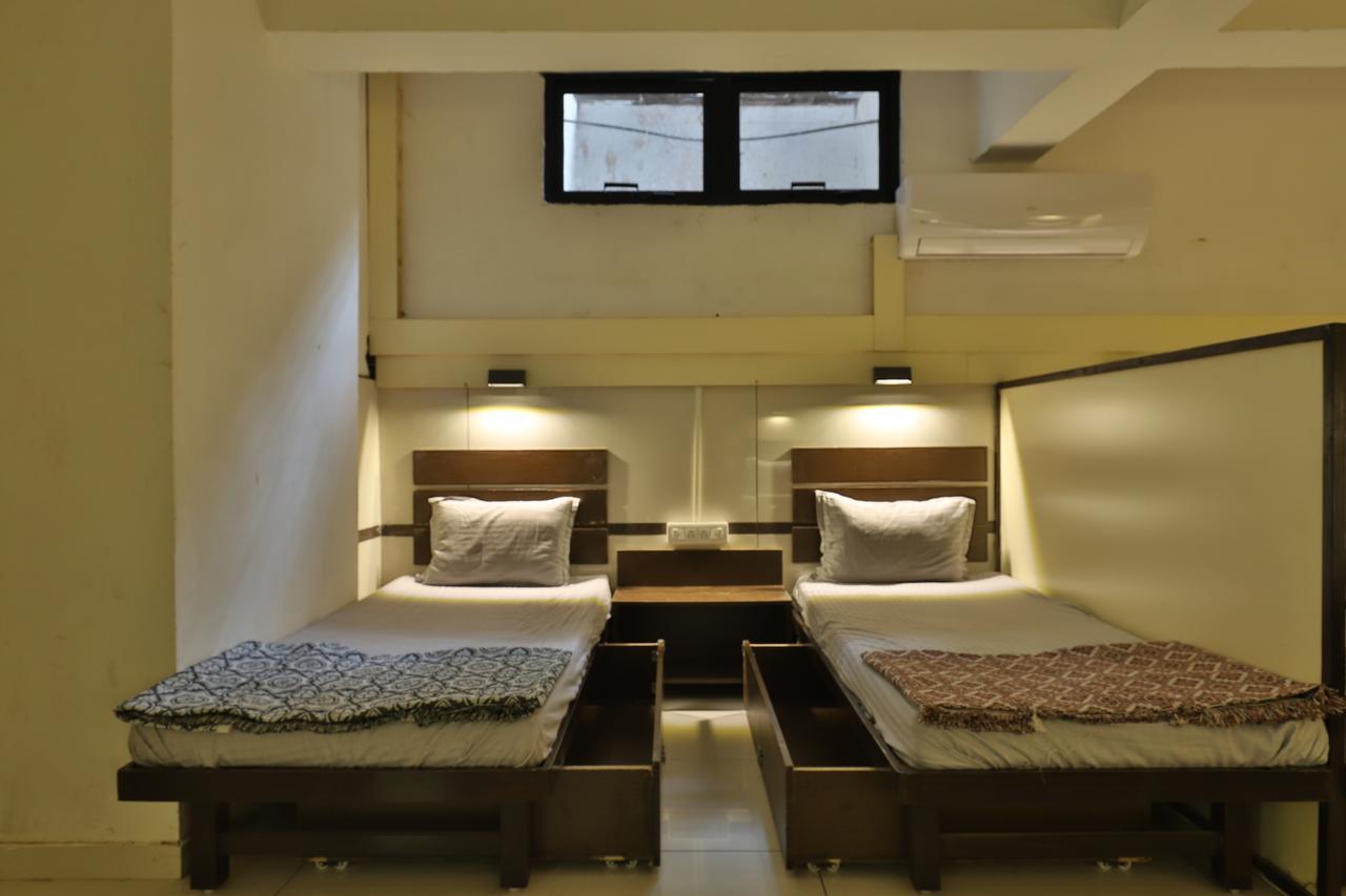 Night Halt Dormitory Ahmedabad Exterior foto