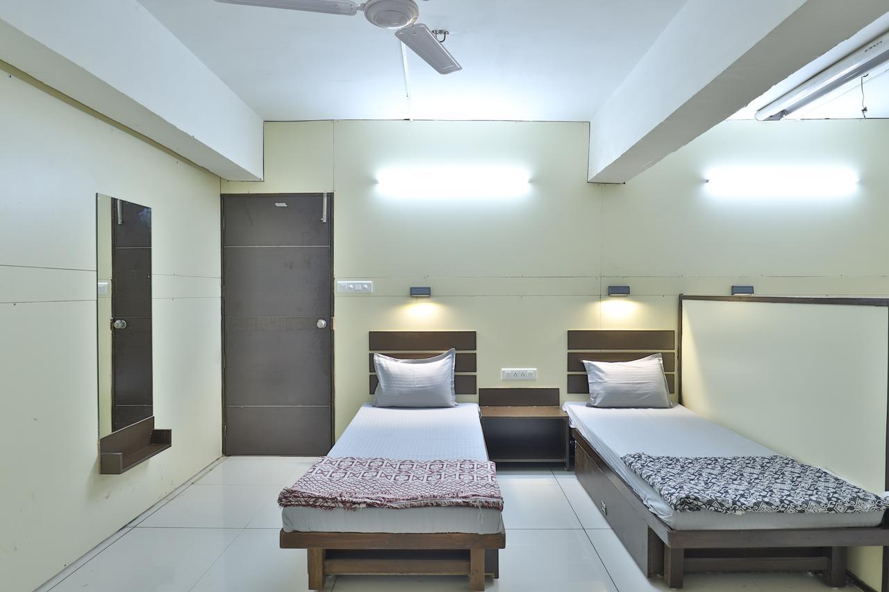 Night Halt Dormitory Ahmedabad Exterior foto