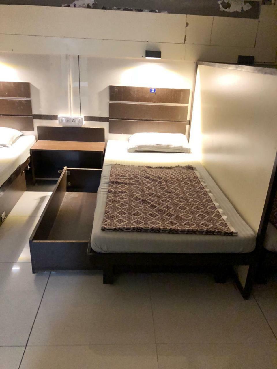 Night Halt Dormitory Ahmedabad Exterior foto